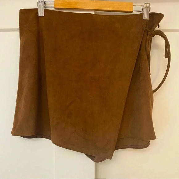 Abercrombie & Fitch Pants - Abercrombie & Fitch Chestnut Brown Vegan Suede mini Skort Women’s sz L NWT.